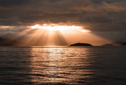 神秘的な海と太陽